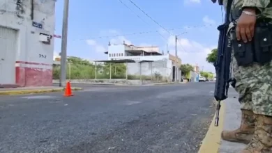 Elemento de seguridad con uniforme táctico en operativo en calle de Baja California