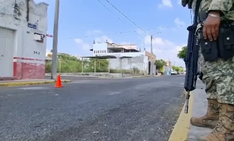 Elemento de seguridad con uniforme táctico en operativo en calle de Baja California
