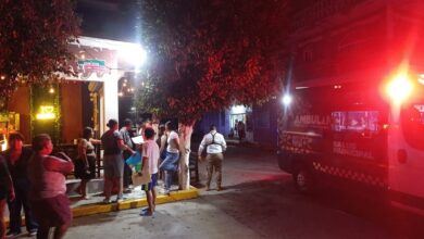 Calle Unión en Poza Rica con ambulancia de Salud Municipal en la escena del choque