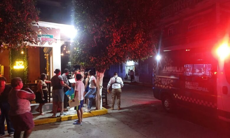 Calle Unión en Poza Rica con ambulancia de Salud Municipal en la escena del choque