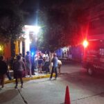 Multitud y ambulancia en la calle Unión, Poza Rica, tras el choque entre moto y camioneta
