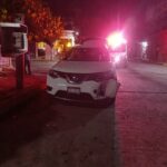 Camioneta Nissan blanca con el frente destrozado tras chocar con motocicleta en la calle Unión, Poza Rica