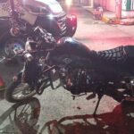Motocicleta negra dañada junto a unidad del Gobierno de Poza Rica en la calle Unión