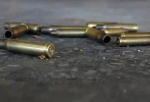 Casquillos percutidos en el suelo; el vendedor fue asesinado a balazos en su puesto ambulante