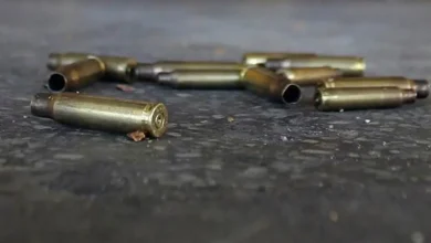 Casquillos percutidos en el suelo; el vendedor fue asesinado a balazos en su puesto ambulante