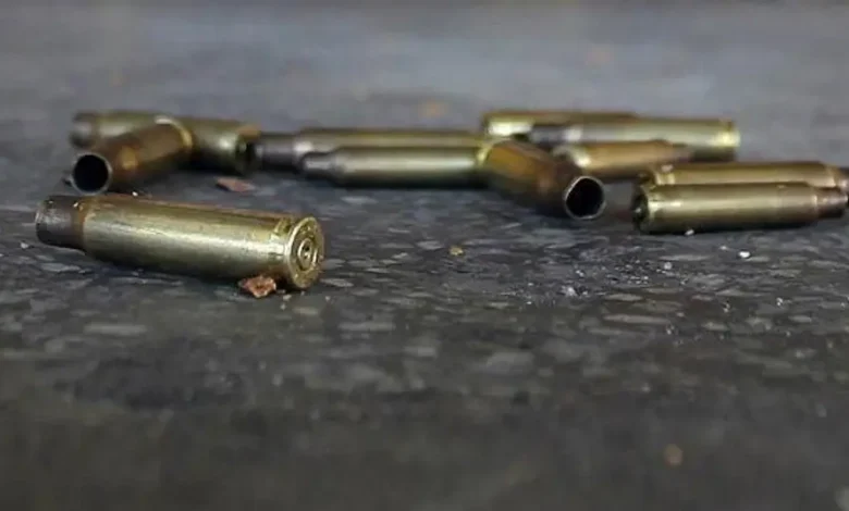 Casquillos percutidos en el suelo; el vendedor fue asesinado a balazos en su puesto ambulante