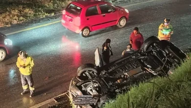 Auto volcado en el trébol de Escamela, Ixtaczoquitlán