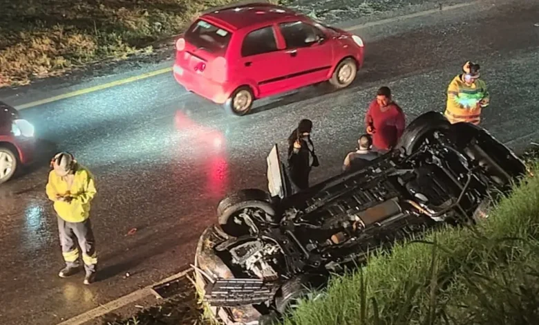 Auto volcado en el trébol de Escamela, Ixtaczoquitlán