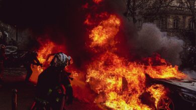 Bomberos combaten el incendio de un vehículo (imagen ilustrativa)