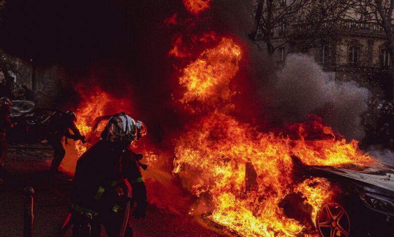 Bomberos combaten el incendio de un vehículo (imagen ilustrativa)