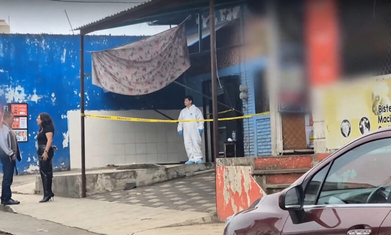 Carniceria acordonada en El Castillo, Xalapa, con perito forense en la escena