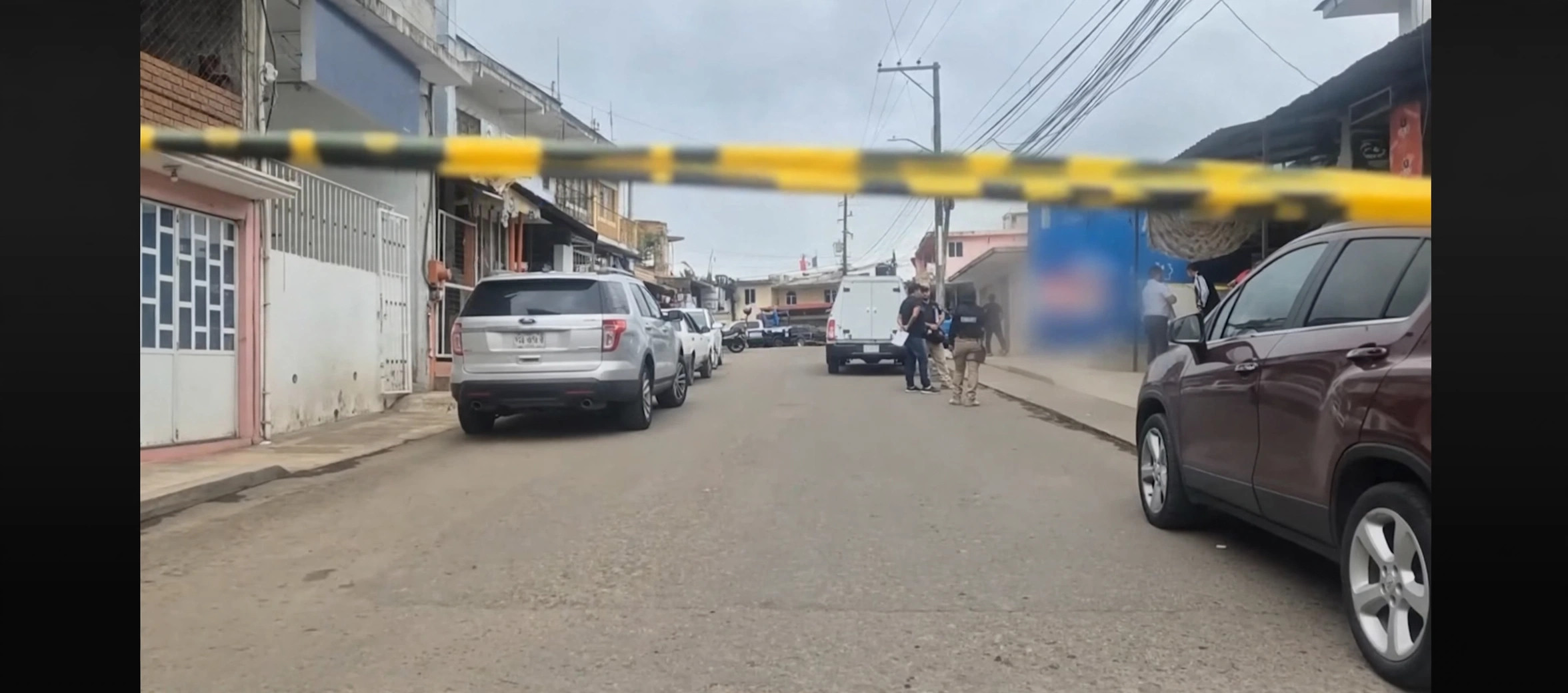 Calle acordonada en El Castillo, Xalapa, con agentes ministeriales y periciales