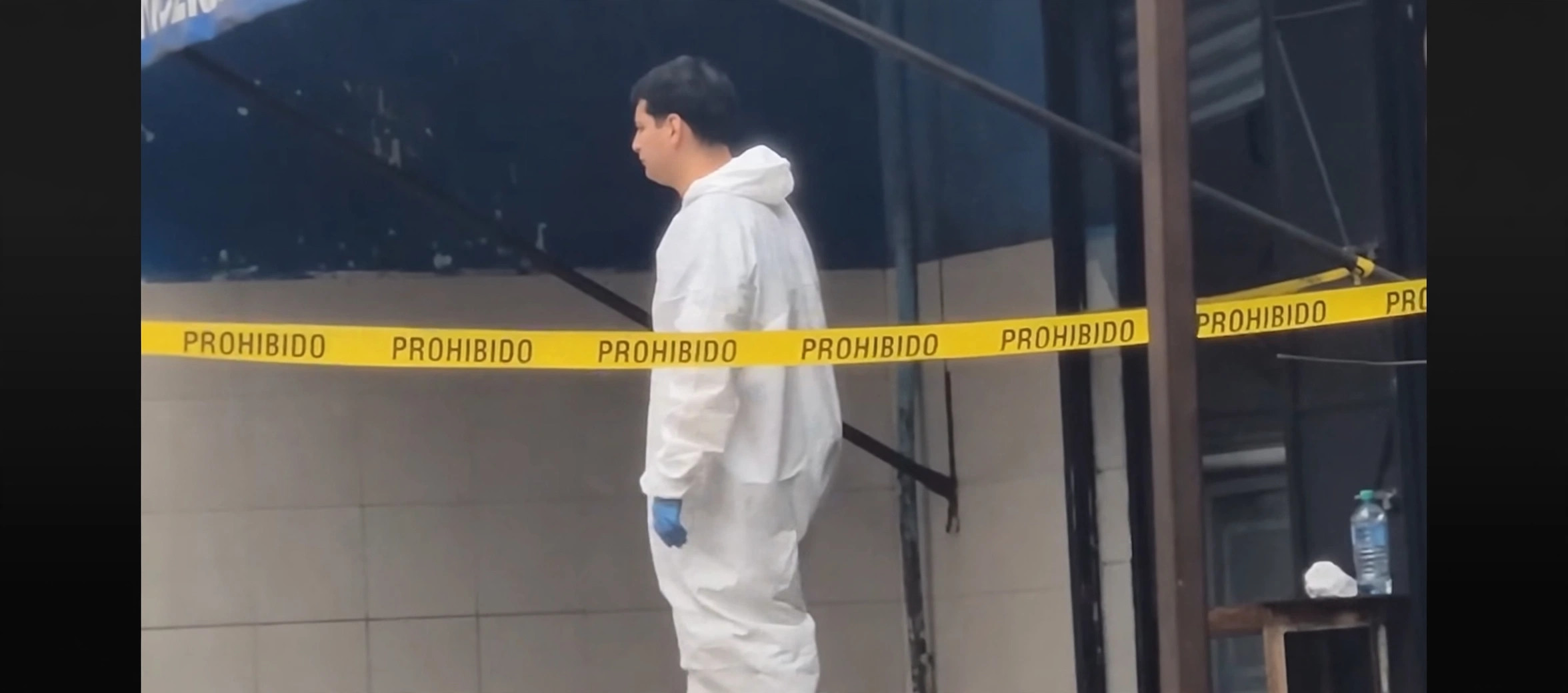 Perito forense tras la cinta de acordonamiento en El Castillo, Xalapa