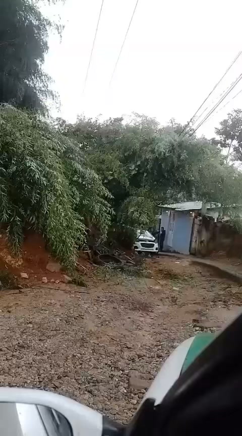 Deslave tapa camino en la Colosio de Xalapa