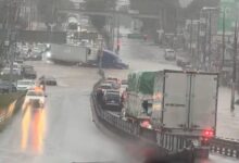 Tráiler atravesado sobre vialidad inundada en Xalapa, Veracruz, 4 de octubre de 2026