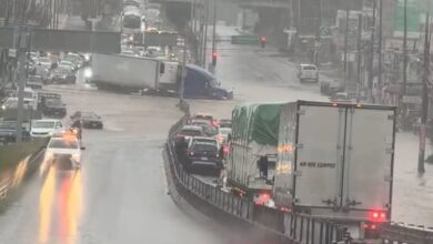Tráiler atravesado sobre vialidad inundada en Xalapa, Veracruz, 4 de octubre de 2026