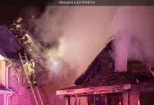 Bomberos combaten un incendio en una casa durante la noche (imagen ilustrativa)