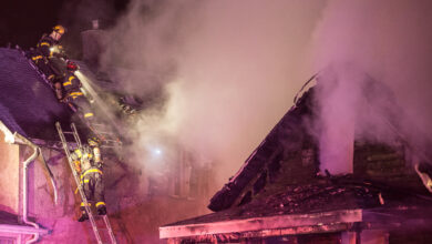 Bomberos combaten un incendio en una casa durante la noche (imagen ilustrativa)