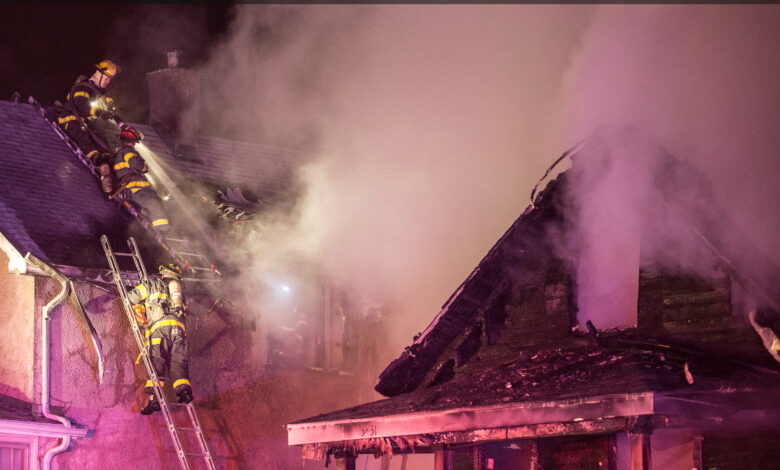 Bomberos combaten un incendio en una casa durante la noche (imagen ilustrativa)