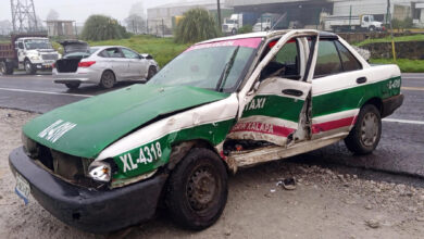 Taxi XL-4318 destrozado tras choque frontal en la carretera Xalapa-Perote
