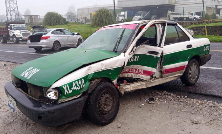 Taxi XL-4318 destrozado tras choque frontal en la carretera Xalapa-Perote
