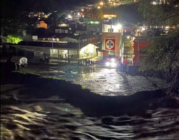 Paso provisional destruido por las lluvias entre Zontecomatlán y Xococapa, Veracruz